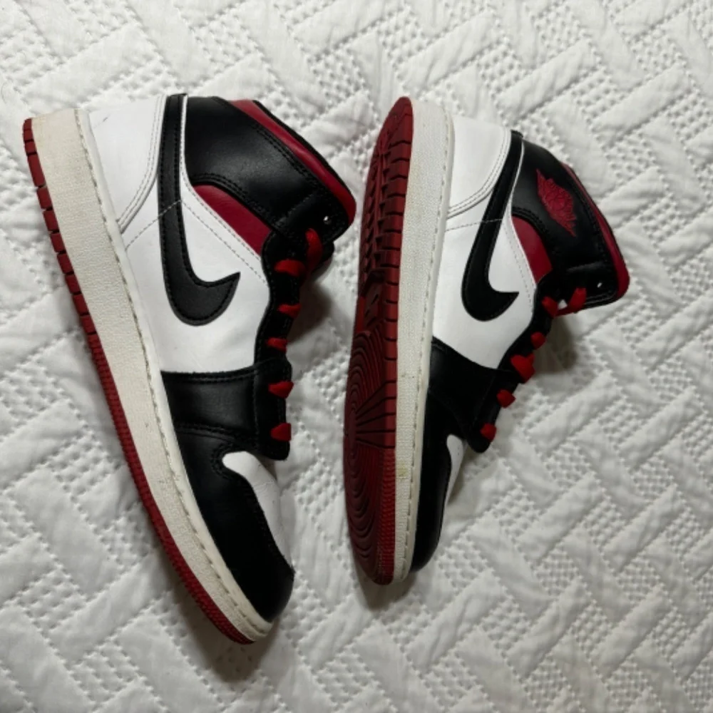 Nike Jordan 1 Mid Red White Black Youth 5.5 Woman 7 Sneakers Running Shoes - Picture 10 of 14